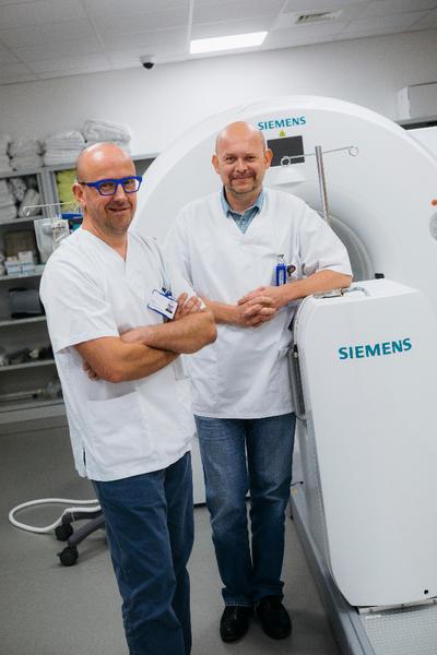 Dr. De Bondt en Dr. Ooms van het PET Centrum Zuidoost-Vlaanderen