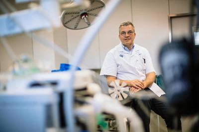 Dr. Vincent Roosens van de dienst Orthopedie is enthousiast over robotchirurgie in zijn discipline
