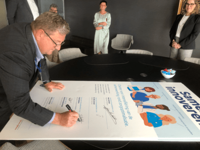 Frank Staelens ondertekent charter tussen OLV en Janssen Benelux