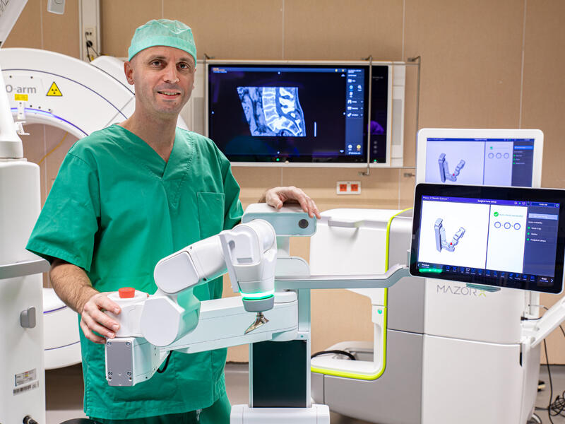 Dr. Geoffrey Lesage, neurochirurg, bij de Mazor-chirurgierobot