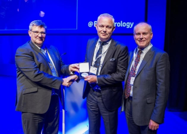 Dr. Mottrie ontvangt St Paul's Medal van Britse associatie voor urologische chirurgen