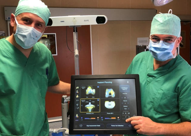 Dr. Tom Peeters en Dr. Vincent Roosens, dienst Orthopedie, bij de Navio-robot in het OLV Ziekenhuis te Aalst