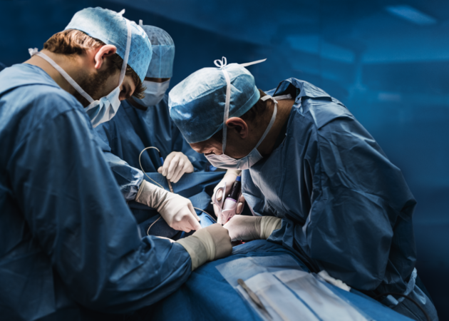 Dokter Sam Van Slycke aan het werk tijdens een operatie - algemene heelkunde - chirurgie